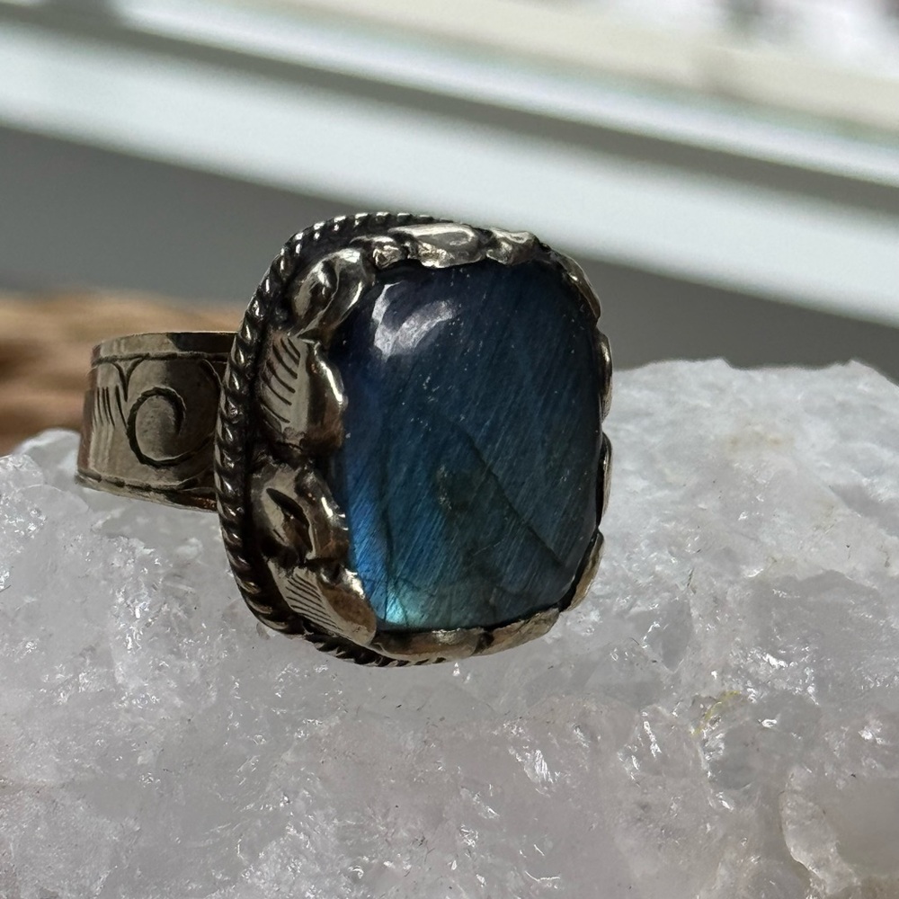 Labradorite adjustable ring or scarf slide. Handcarved. Cowgirl
Core style - Picture 3 of 14